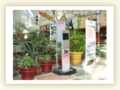 Kiosko con monedero e impresora, para recaudaci�n de fondos ONG, en Madrid Xanadoo. Se complementa con un panel informativo adicional.